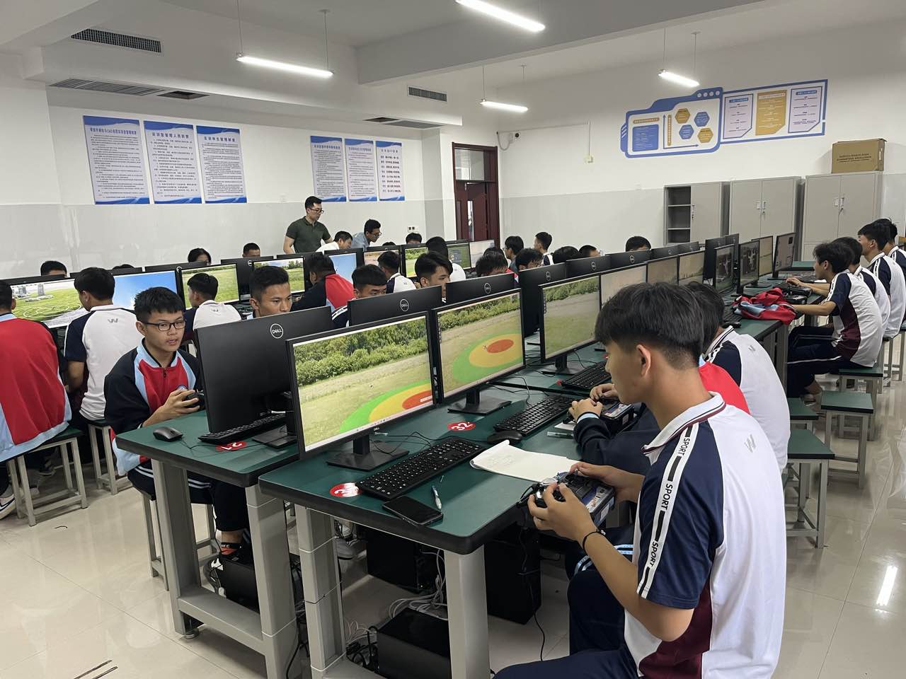 聊城长颈鹿无人机模拟器教室 — 学员在东昌府区中等职业教育学校 CAAC 训练基地进行模拟飞行实训