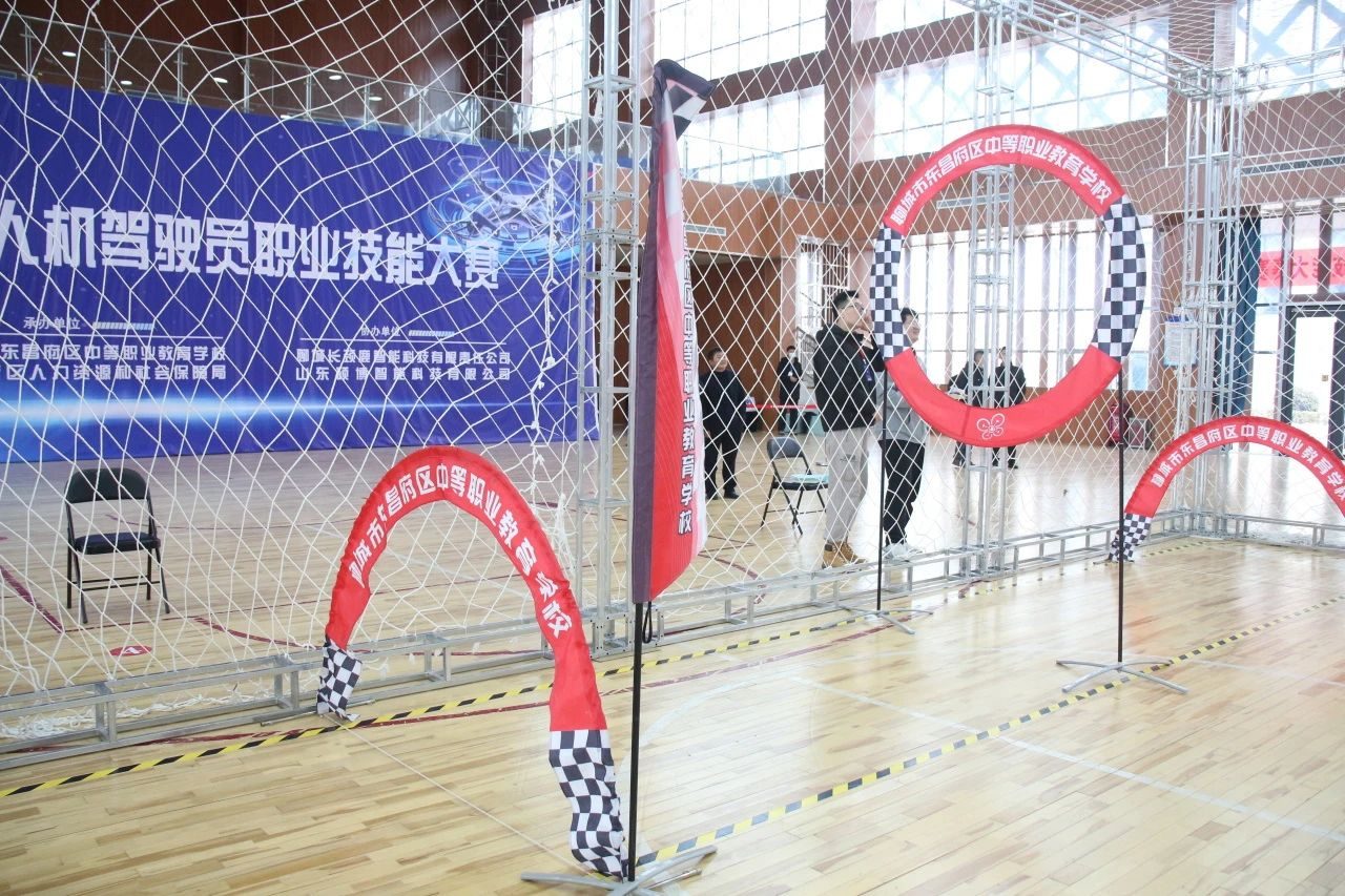 聊城长颈鹿多旋翼无人机户外实操飞行训练 — 学员观摩教练带飞